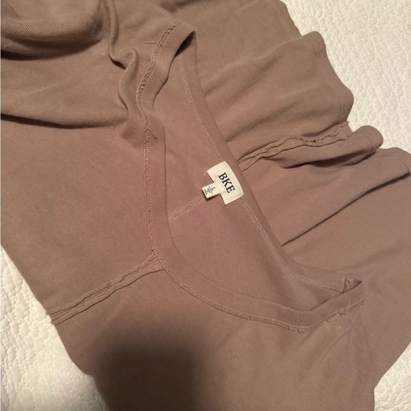 BKE Taupe Short Sleeve Top - Picture 4 of 4